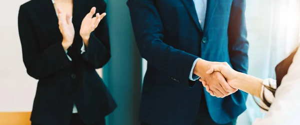 Uomini d'affari applaudono e congrattano mentre due uomini d'affari stringono la mano dopo aver fatto un accordo o un accordo. lavoro e successo Concetto. — Foto Stock
