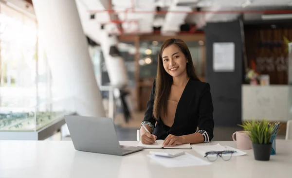 Retrato asiático mulher de negócios trabalhando no computador portátil, olhando para a câmera. — Fotografia de Stock