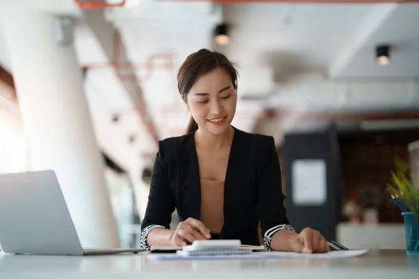 Feliz mulher de negócios asiática trabalhando para o marketing financeiro com calculadora no escritório moderno — Fotografia de Stock