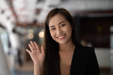Gülümseyen Asyalı kadın kameraya el sallıyor, video blogu yapıyor ya da evden arıyor, mutlu arkadaş canlısı vlogger..