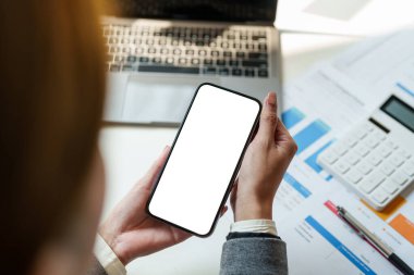 Mesajınız veya bilgi içeriğiniz için boş kopya alanı olan akıllı telefonu tutan kadınların kırpılmış görüntüsü.