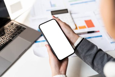 Mesajınız veya bilgi içeriğiniz için boş kopya alanı olan akıllı telefonu tutan kadınların kırpılmış görüntüsü.