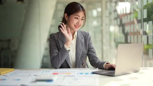 Счастливая молодая азиатская женщина машет рукой, разговаривая с веб-камера видео-конференции звонят наслаждаясь социальной дистанцией партии, виртуальный онлайн чат встречи дома — стоковое видео