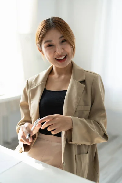 Retrato encantador joven mujer asiática con una sonrisa y mirando a la cámara. —  Fotos de Stock