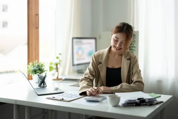 매력적 인 사업을 하는 아시아 여인들 이 재정 보고서를 작성 할 때 계산기를 사용하는 모습. — 스톡 사진