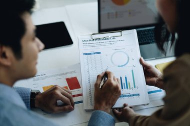 İş Adamları Toplantısı Ofisteki mali rapor tablosu verilerini analiz etmek, tartışmak ve beyin fırtınası yapmak Mali danışman ekip çalışması ve muhasebe kapanış kavramı.