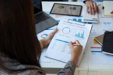 İş buharı yeni bir projeyle çalışıyor. Toplantıda sonuçları gösteren çizelge ve grafikleri tartışıyoruz. İş muhasebe ve finans kavramı.