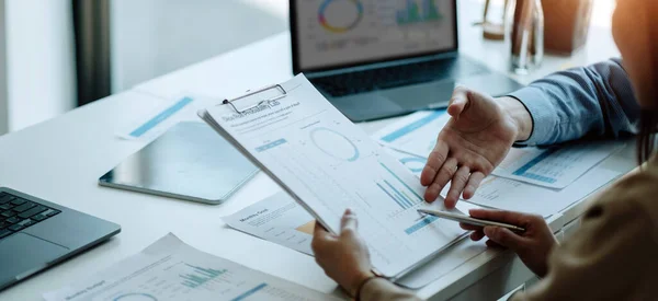 Business People Analizando Estadísticas Documentos de Negocios, Concepto Financiero — Foto de Stock