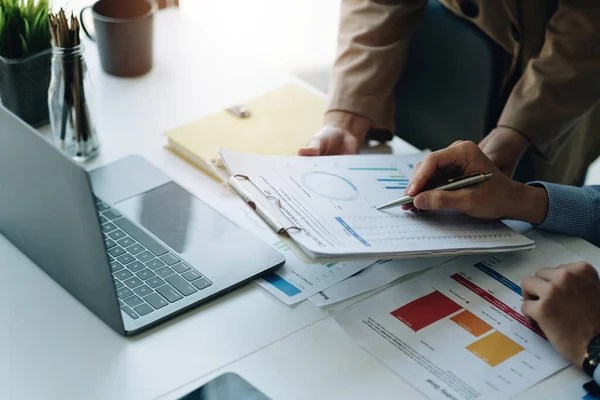 Affärsmän Möte för att analysera och diskutera och brainstorma den finansiella rapporten diagram data i office Finansiell rådgivare lagarbete och redovisning närbild koncept. — Stockfoto