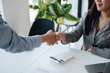 Takım çalışması ortaklık toplantısı konsepti, iki güvenilir iş anlaşması ticaret sözleşmesi ve her iki şirket için de yeni projeler tartıştıktan sonra el sıkışıyor..