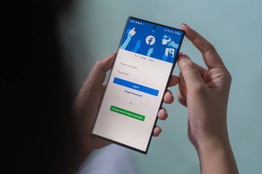 CHIANG MAI, THAILAND, APR 15, 2022: Samsung Galaxy S22 Ultra Facebook uygulamalarına giriş yaparken elde. Facebook dünyadaki en büyük ve en popüler sosyal ağ hizmetidir.