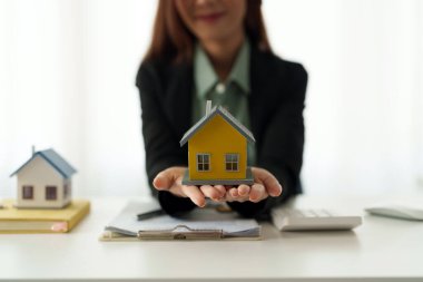 Emlakçı yeni evi bir müşteriye devretmiş. İş dünyası finans kavramı.