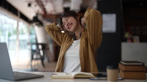 Boldog fiatal ázsiai nő mosolyog, miközben otthon számítógépen tanul. online osztály és otthoni tanulmány koncepció — Stock videók