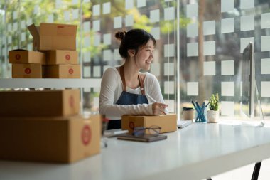 Kuruluş KOBİ küçük girişimci serbest Asyalı kadın kutu ile bir laptop kullanarak neşeli başarı çevrimiçi pazarlama paketleme kutusu ve teslimat fikri konsepti.