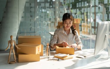 Ev konsepti, çevrimiçi satış, e-ticaret, nakliye konsepti, çevrimiçi pazarlama paketleme ve dağıtım sektöründe çalışan küçük işletme girişimcisi KOBİ veya serbest çalışan kurun