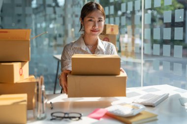 Genç Asyalı küçük işletme sahibi evde çalışma office, satınalma siparişlerinde not alma. Online Pazarlama ambalaj teslimat, başlangıç KOBİ girişimci veya serbest kadın kavramı