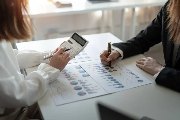 Spotkanie księgowych biznesowych w celu omówienia i burzy mózgów dokumentacji sprawozdania finansowego w biurze domu. Koncepcja pracy zespołowej i księgowości doradców finansowych — Zdjęcie stockowe