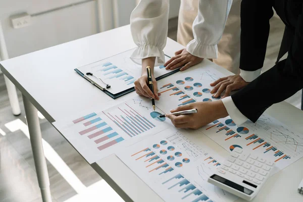Affärsmän träffas för analys data siffror för att planera affärsstrategier. Affärsdiskussion — Stockfoto