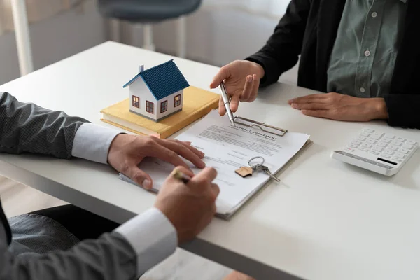 Fastighetsmäklare som innehar nyckel till sin klient efter att ha undertecknat kontrakt, koncept för fastigheter, flytta hem eller hyra fastighet — Stockfoto