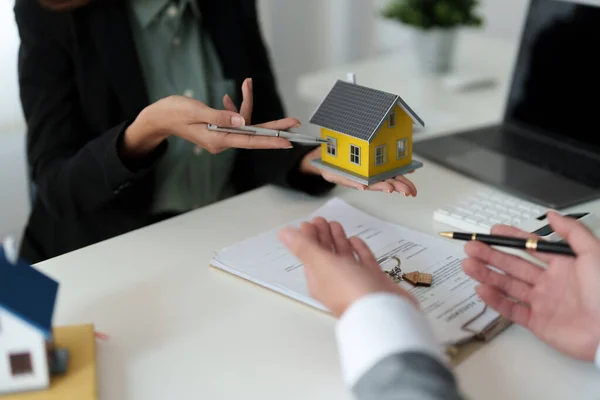 Immobilienmakler bot Hausverkäufe an und erklärte die Bedingungen für die Unterzeichnung des Hauskaufvertrages und kostenlose Hausversicherung, Finanz- und Kundendienstkonzept — Stockfoto