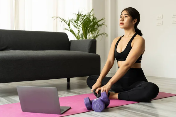 Piękna młoda azjatycka kobieta ćwiczy jogę oglądanie filmów na laptopie w domu - Fitness, koncepcja treningu — Zdjęcie stockowe