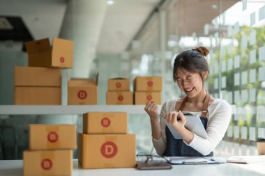 Küçük işletme girişimciliğine başlamak, portre mutlu genç kadın ev ofisinde çalışıyor, kutu çevrimiçi pazarlama, paketleme, dağıtım, b2b, KME, e-ticaret konsepti