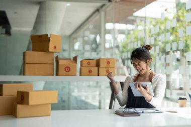 Küçük işletme girişimciliğine başlamak, portre mutlu genç kadın ev ofisinde çalışıyor, kutu çevrimiçi pazarlama, paketleme, dağıtım, b2b, KME, e-ticaret konsepti