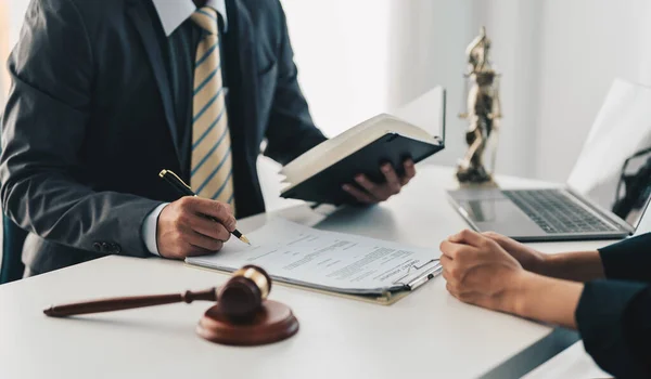 Zakenvrouw en advocaat adviseur bespreken het contract overeenkomst document. Verdrag van de wet. ondertekenen van een contract business concept. — Stockfoto