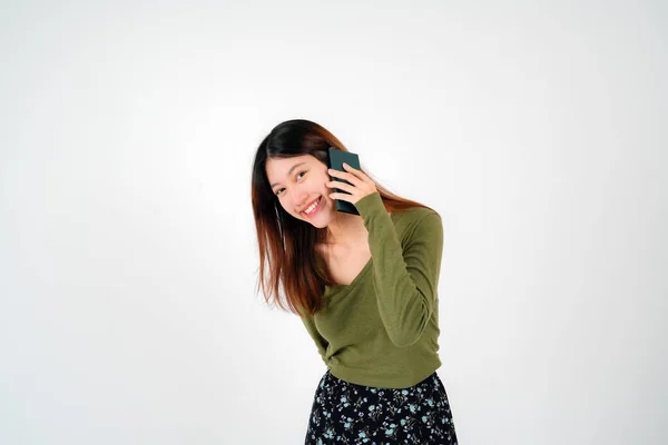 Portret młodej Azjatki dzwoni na komórkę, Atrakcyjna Azjatka rozmawia na smartfonie i uśmiecha się komunikując się na białym tle. — Zdjęcie stockowe