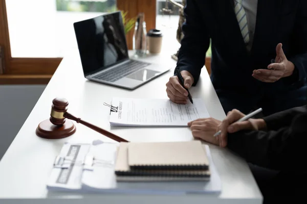 Empresário e advogado discutem o documento do contrato. Tratado da lei. Assine um negócio de contrato. — Fotografia de Stock