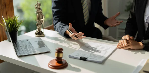 Asesoría legal presenta al cliente un contrato firmado con mazo y ley legal. concepto de justicia y abogado —  Fotos de Stock