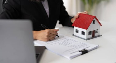 gayrimenkul yatırımları ve ev sigortası sözleşmeleri imzalayan ajanlar, müşterilerin satın almalarını onaylayan ev sigortası anlaşmalarına uygun olarak,