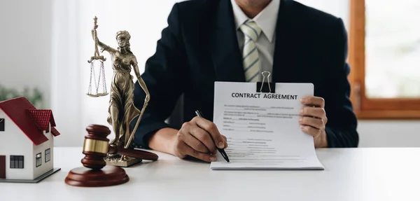 Concepto de ley, abogado mujer hoding pluma con contrato o documento de acuerdo con el cliente para firmar en la sala del tribunal legal — Foto de Stock