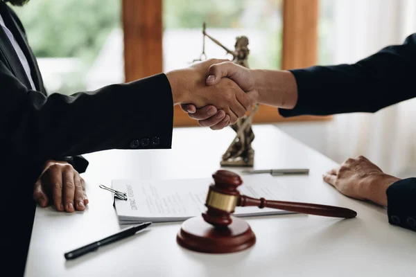 Businessman shaking hands to seal a deal Judges male lawyers Consultation legal services Consulting in regard to the various contracts to plan the case in court —  Fotos de Stock