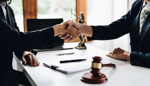 Businessman shaking hands to seal a deal Judges male lawyers Consultation legal services Consulting in regard to the various contracts to plan the case in court — Stockfoto