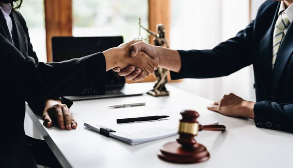 Businessman shaking hands to seal a deal Judges male lawyers Consultation legal services Consulting in regard to the various contracts to plan the case in court —  Fotos de Stock