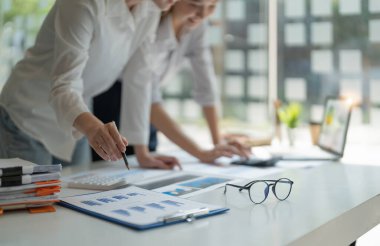 İş adamları, iş stratejileri planlamak için analiz verileri için görüşmeler yapıyorlar. Girişim kavramını tartışan iş