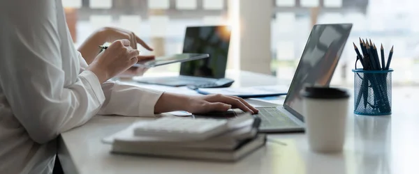 Los empresarios se reúnen para analizar cifras de datos para planificar estrategias de negocio. Negocios discutiendo concepto — Foto de Stock