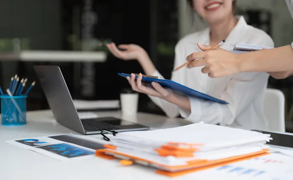 Business people discussing the charts and graphs showing the results of their successful teamwork. Business team work concept. —  Fotos de Stock