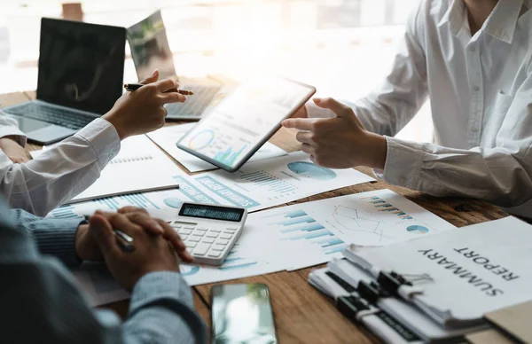 İş adamları iş stratejileri planlamak için veri analizi rakamları için toplanıyorlar. İş tartışması kavramı