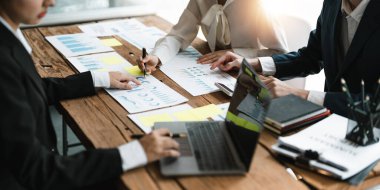 İstatistikleri analiz eden Asyalı İş Adamları Finansal Kavramı