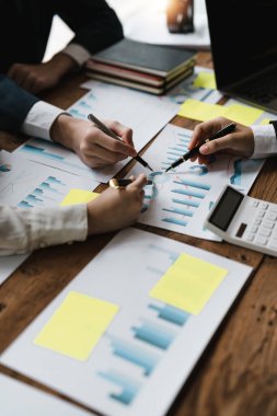 İş dünyası gelişigüzel ekibi, şirketin büyüme projesini sunuyor ve tartışıyor. Başarılı finansal istatistikler, profesyonel yatırımcı, belgeyle strateji planı için çalışıyor.