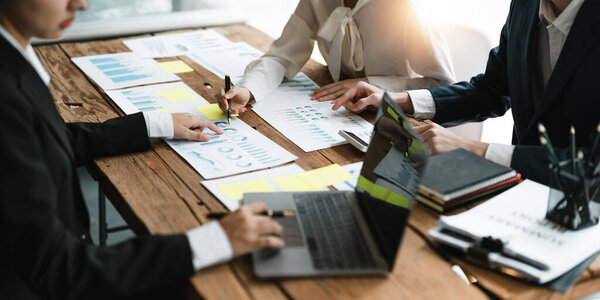 Азиатские бизнесмены анализируют финансовые рынки