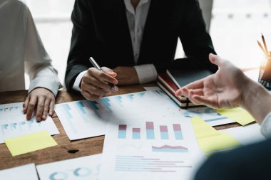 İş ekibi işbirliği mali veriler ve pazarlama büyüme raporlarıyla analiz etmeyi takım halinde, şirket kârından yararlanmak için strateji planlama, sunum ve beyin fırtınası grafiği üzerinde tartışır.