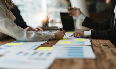 İş Adamları Toplantısı, gelecek ay kaliteyi artırmak için dizüstü bilgisayar, hesap makinesi, defter ve borsa çizelgesi kullanarak olacak. Konferans Kurumu Konsepti