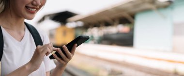 Yaz tatili konseptinde akıllı telefon kullanan bir kadının elini kapat.