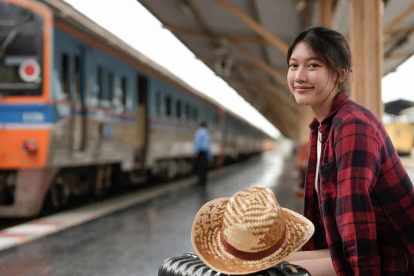 Young asian woman traveler backpack waiting railway at train station, Summer holiday and travel concept — Photo