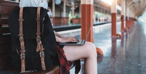 旅行前の鉄道駅で働く若いアジア人のフリーランスのイメージ。夏の仕事と旅行のコンセプト — ストック写真