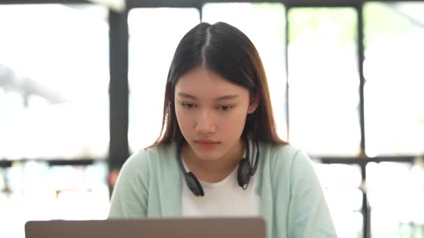 가정 사무실에서 문제를 해결하려고 하는 진지 한 여성, 노트북 컴퓨터를 사용하는 것을 생각하며 고민하는 아시아 여성, 영감을 찾는 것은 의사 결정의 부족을 느끼게 한다.. — 비디오