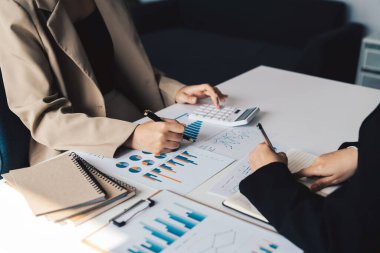 İş Adamları Toplantısı Ofisteki mali rapor tablosu verilerini analiz etmek, tartışmak ve beyin fırtınası yapmak için Mali Danışmanlık Ekibi ve Muhasebe Konsepti.